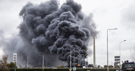 Major fire at Geleen industrial estate, locals warned to say indoors