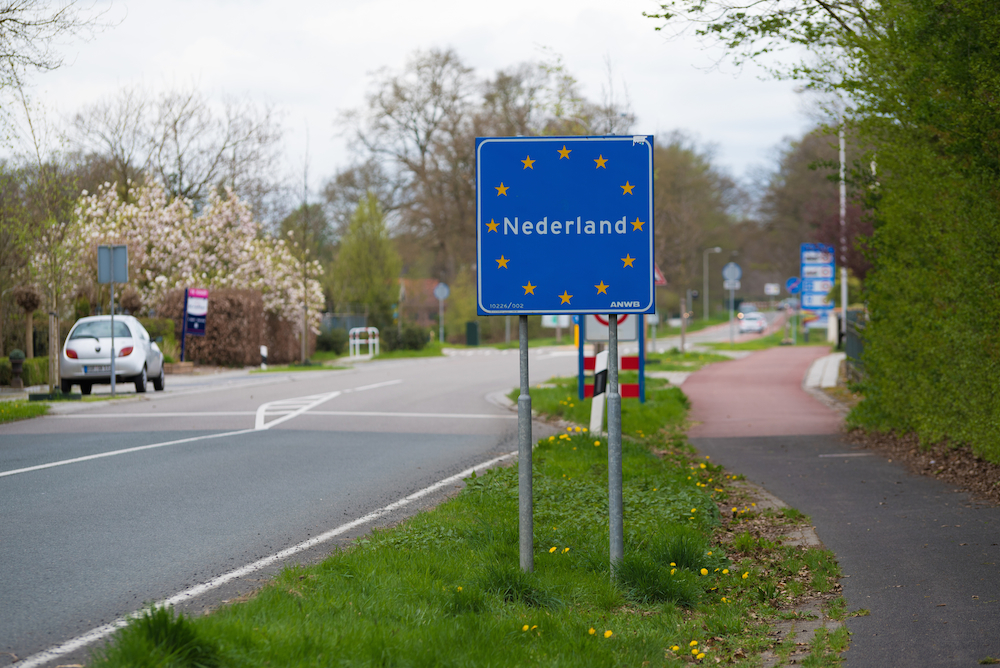 Deutschland führt negative Testregel für NL ein;  Autofahrer beeilen sich, Benzin zu kaufen