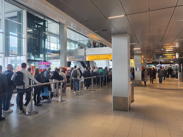 Schiphol to limit peak hour passenger numbers by 5% this spring