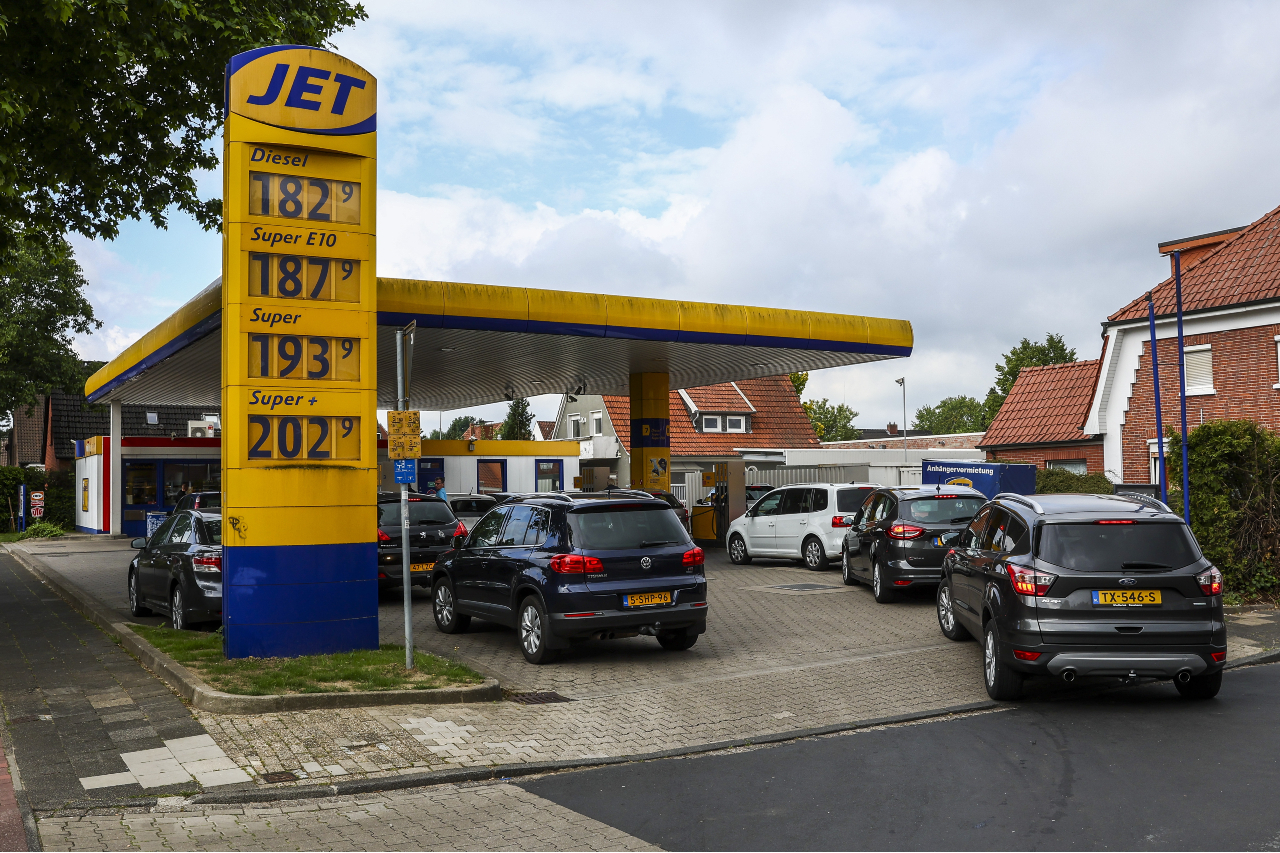 Dutch Motorists Fill Up In Germany As Petrol Price Gap Hits 35 Cents A 