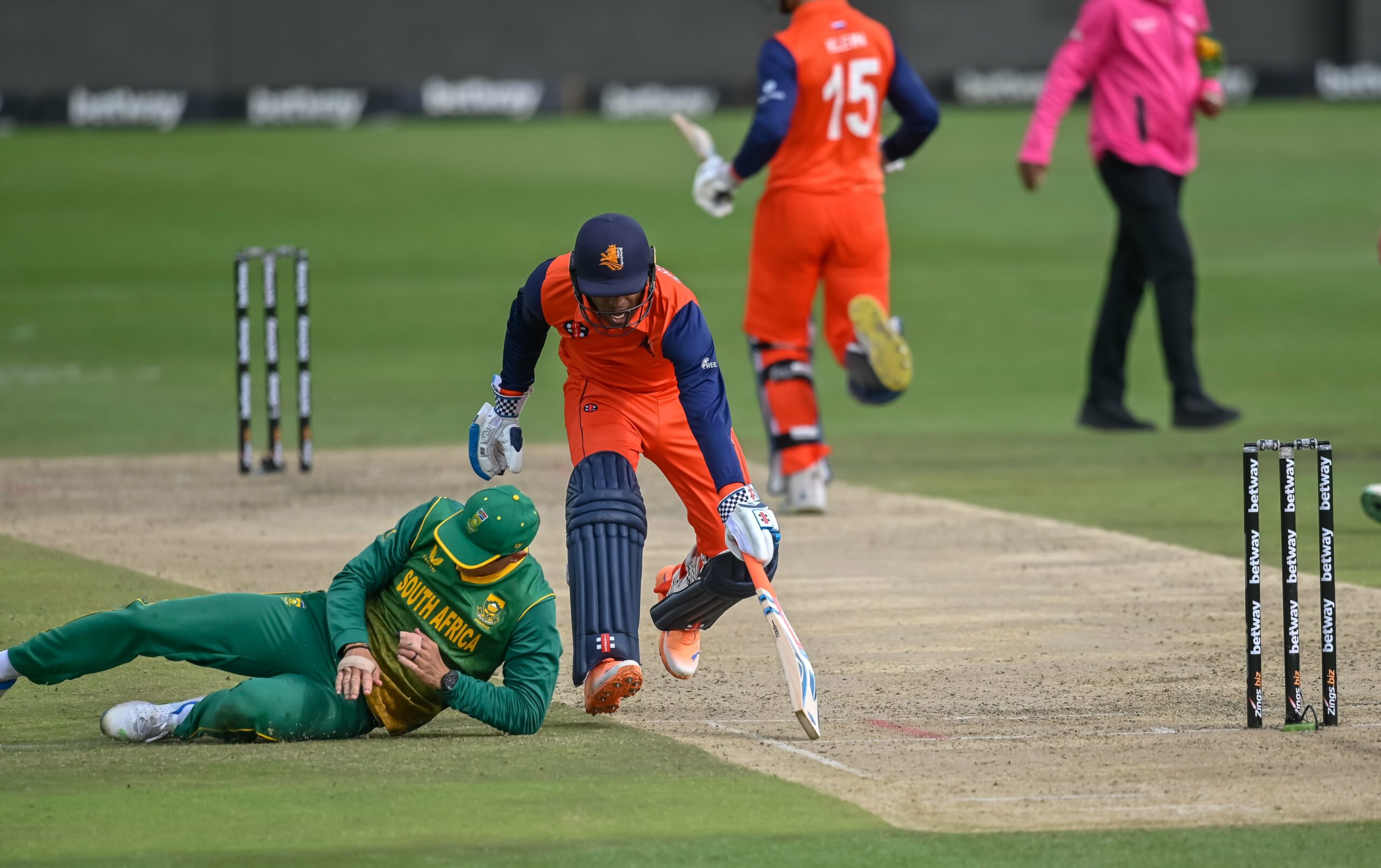 Holland’s low batting average gives South Africa an easy win