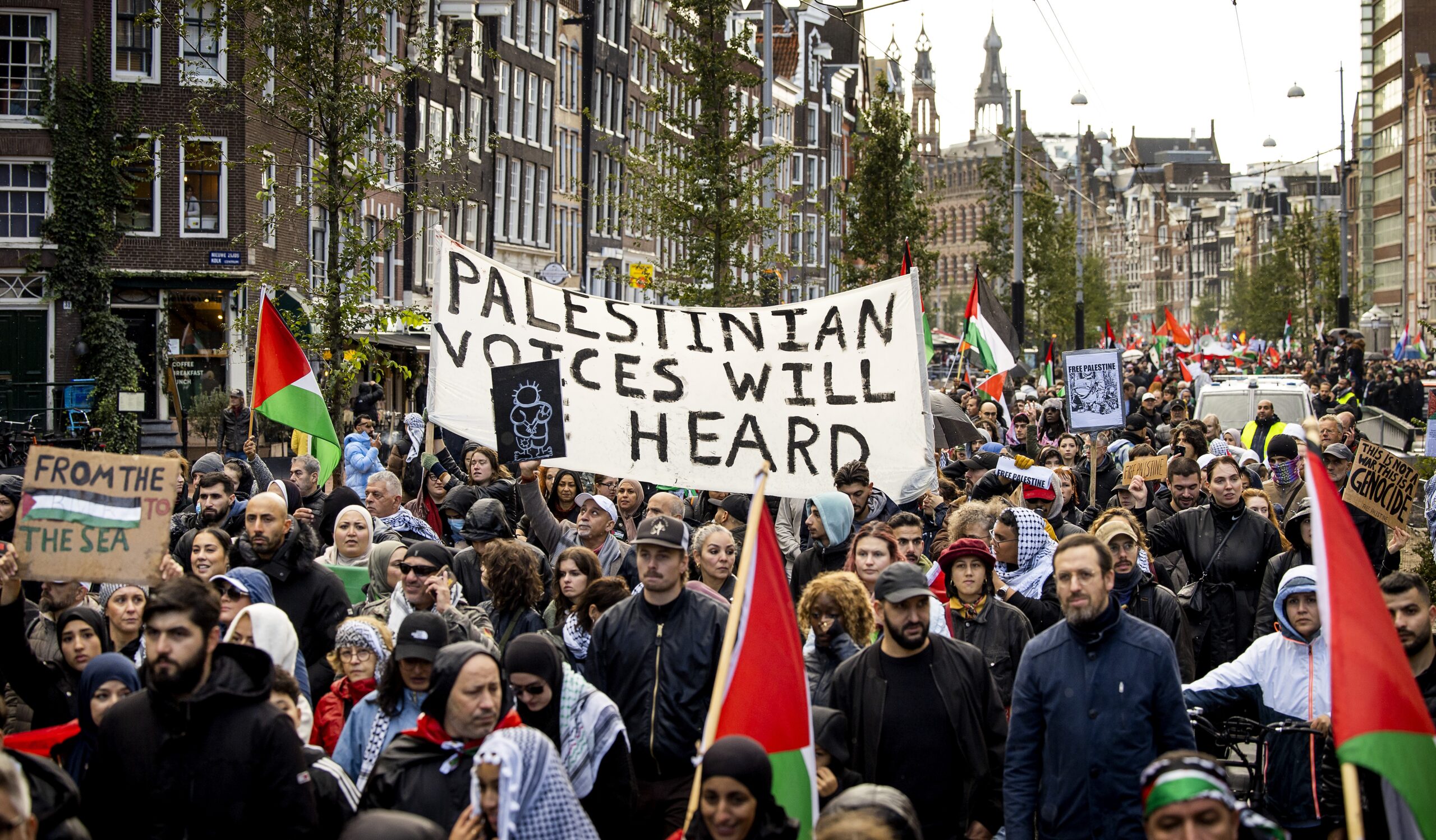 10,000 Demonstrate In Amsterdam In Support Of Palestine - DutchNews.nl