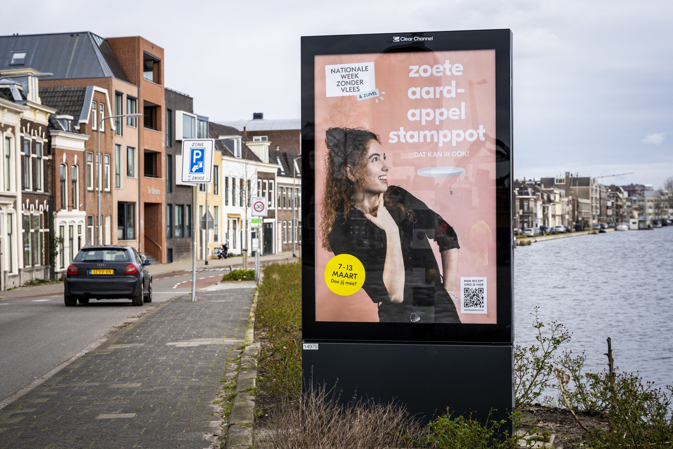 Utrecht joins move to ban adverts for meat from bus stops - DutchNews.nl