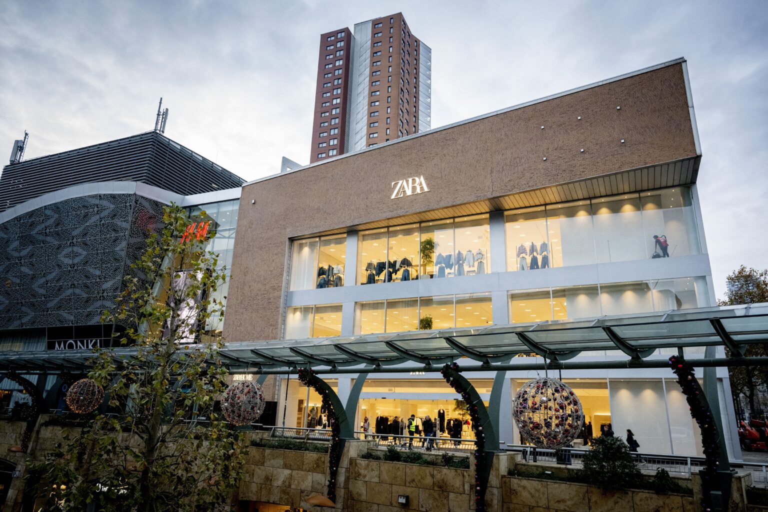 Zara opens biggest store in the world - in Rotterdam - DutchNews.nl