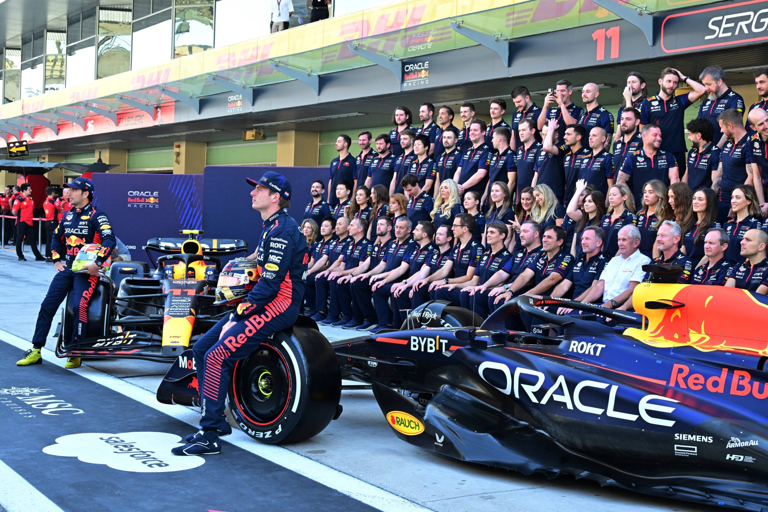 Max Verstappen wraps up record-breaking season with 19th win - DutchNews.nl