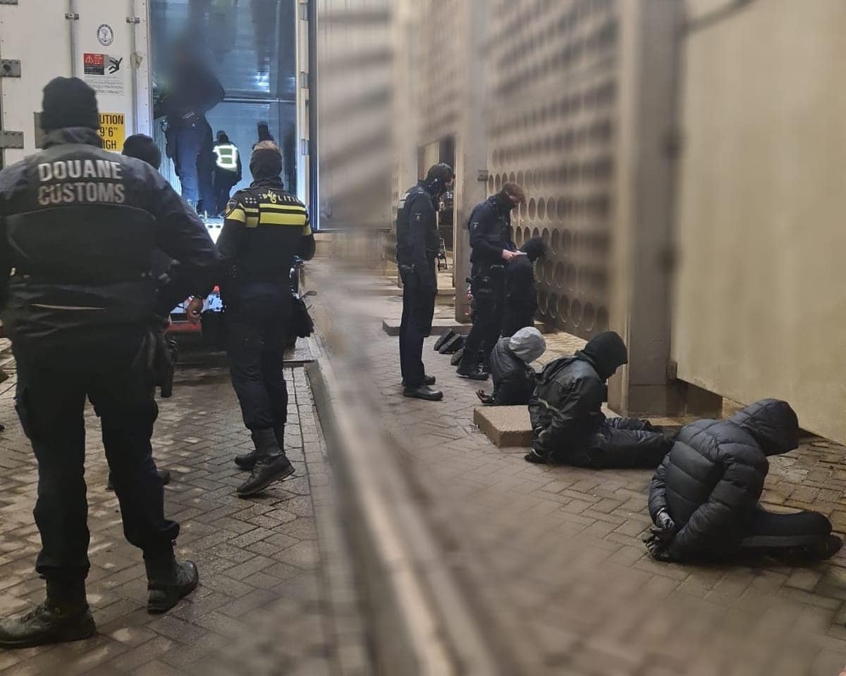 Police find 19 drug runners hiding in container in Rotterdam - DutchNews.nl