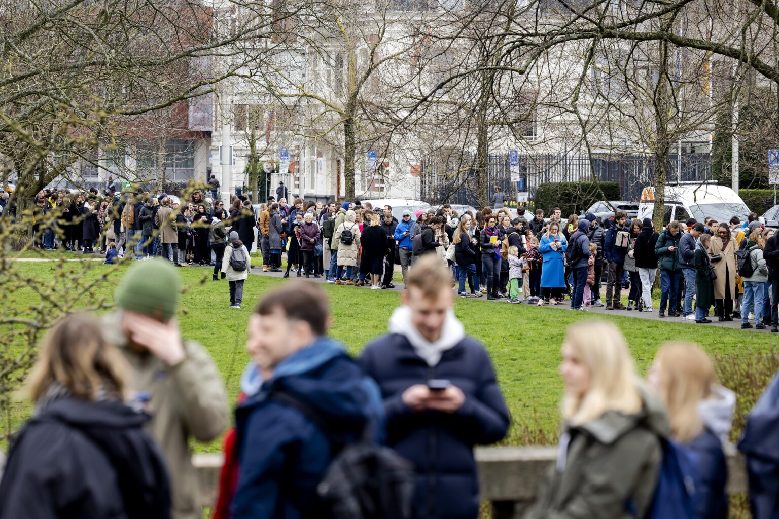 Thousands of Russians queue up to vote at embassy in The Hague ...