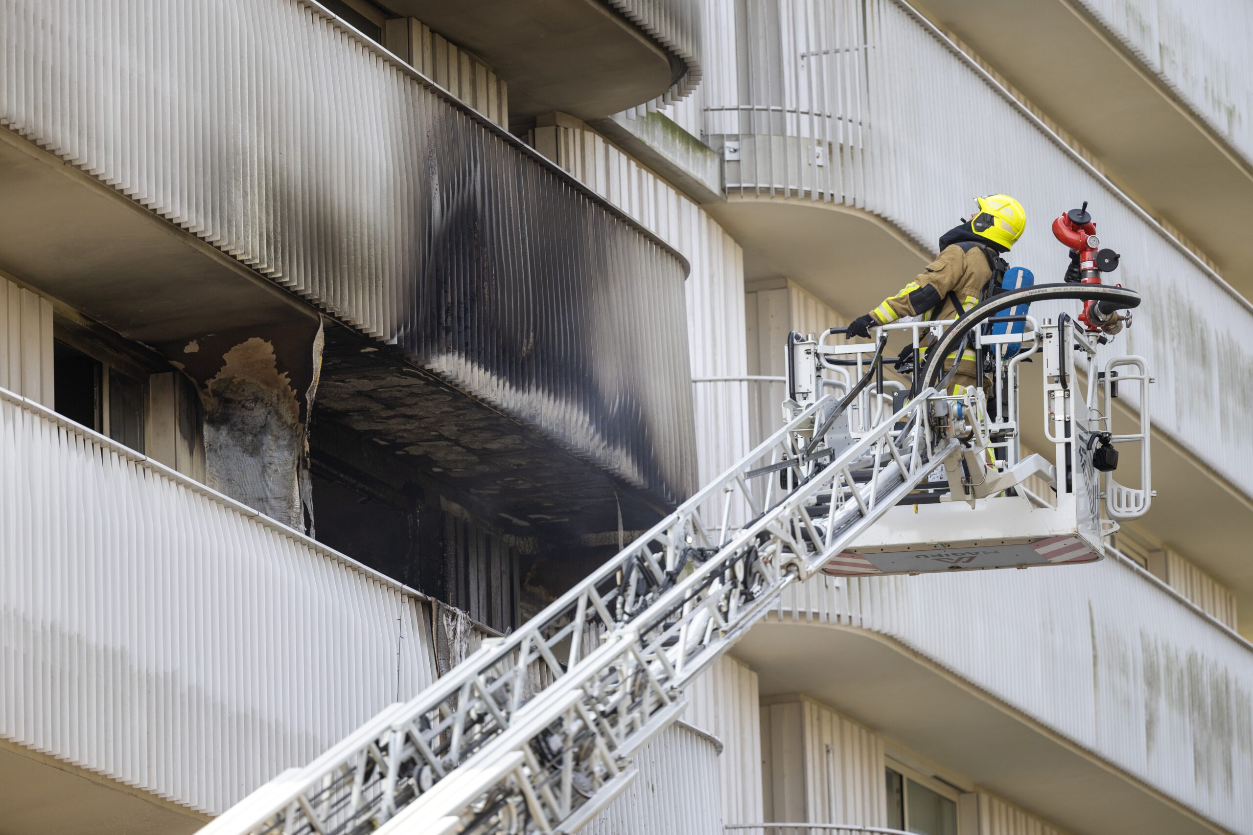 Fire in apartment complex thought to have started in drugs lab